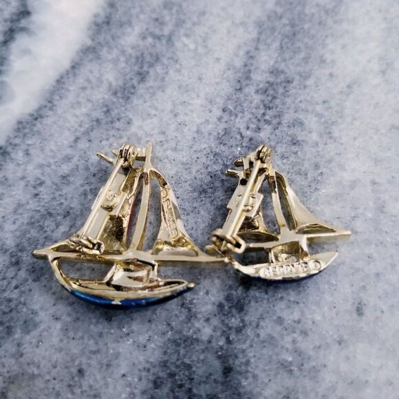 Vintage Gerrys Sailboat Scatter Pins, Brooch, Red, White, Blue Enamel, Estate - Picture 3 of 6